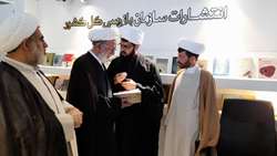 بازدید امام جمعه موقت مشهد و دبیر شورای عالی حوزه علمیه خراسان از غرفه انتشارات سازمان بازرسی کل کشور در نمایشگاه بین المللی کتاب تهران